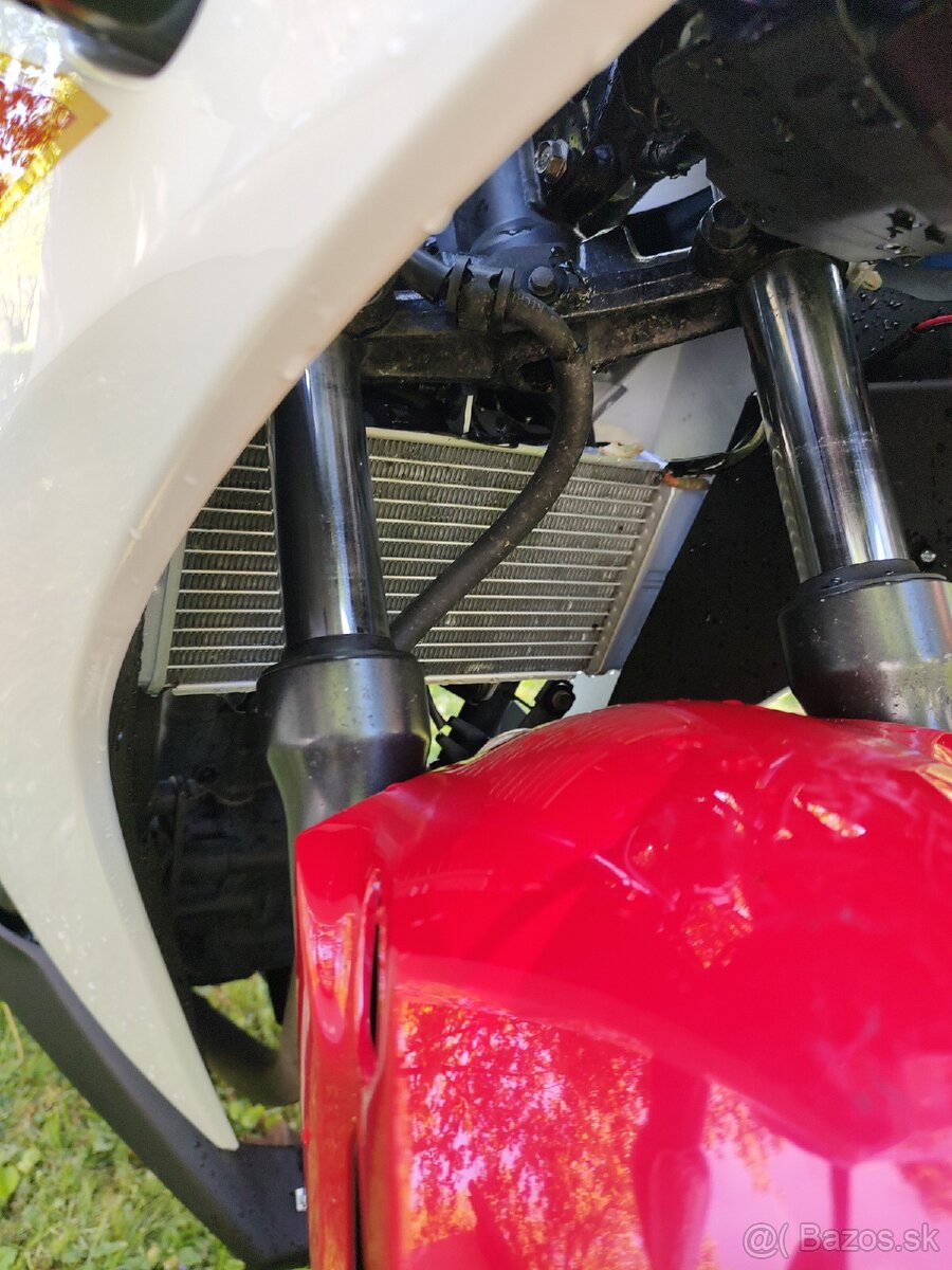 Honda CBR250R - 12