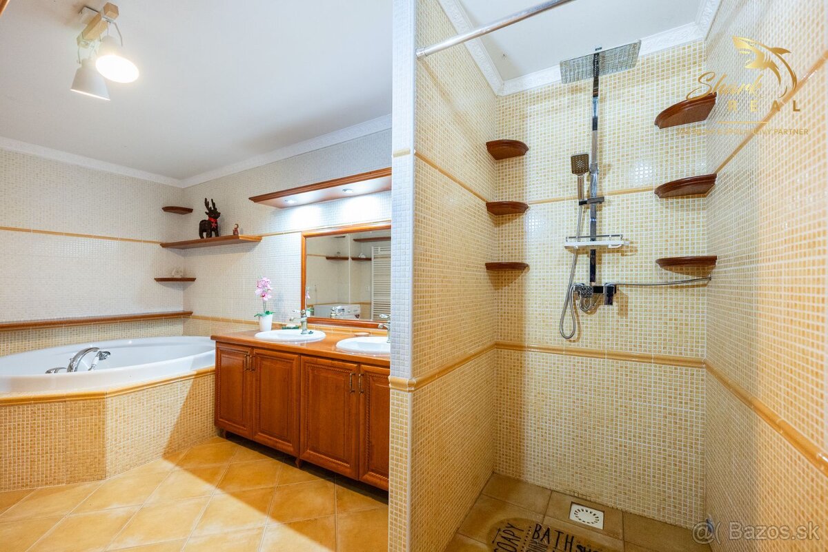 Jedinečná rodinná usadlosť s bazénom, posilňovňou, wellness  - 12