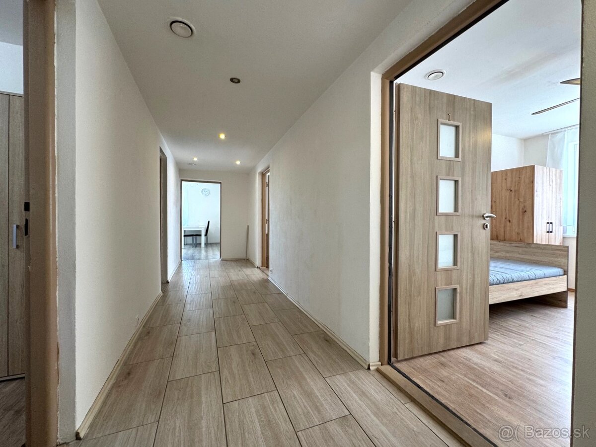 Veľký dvojgeneračný RD s bazénom v obci Petrova Ves - 12