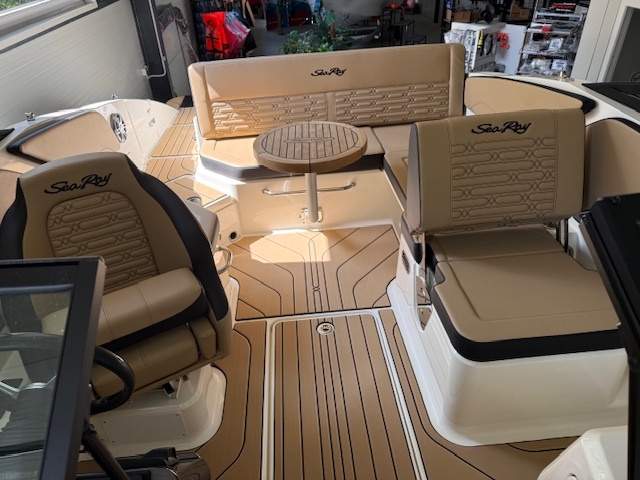 Čln Sea Ray 210 SPX model 2026 na sklade - 12