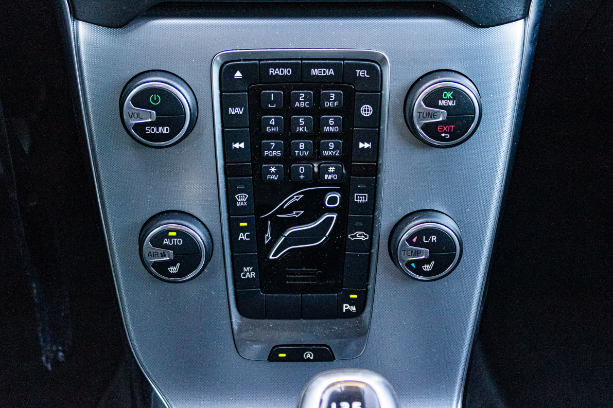 Volvo V40 D3 2.0L 110kW Momentum / LED Svetlá / - 12