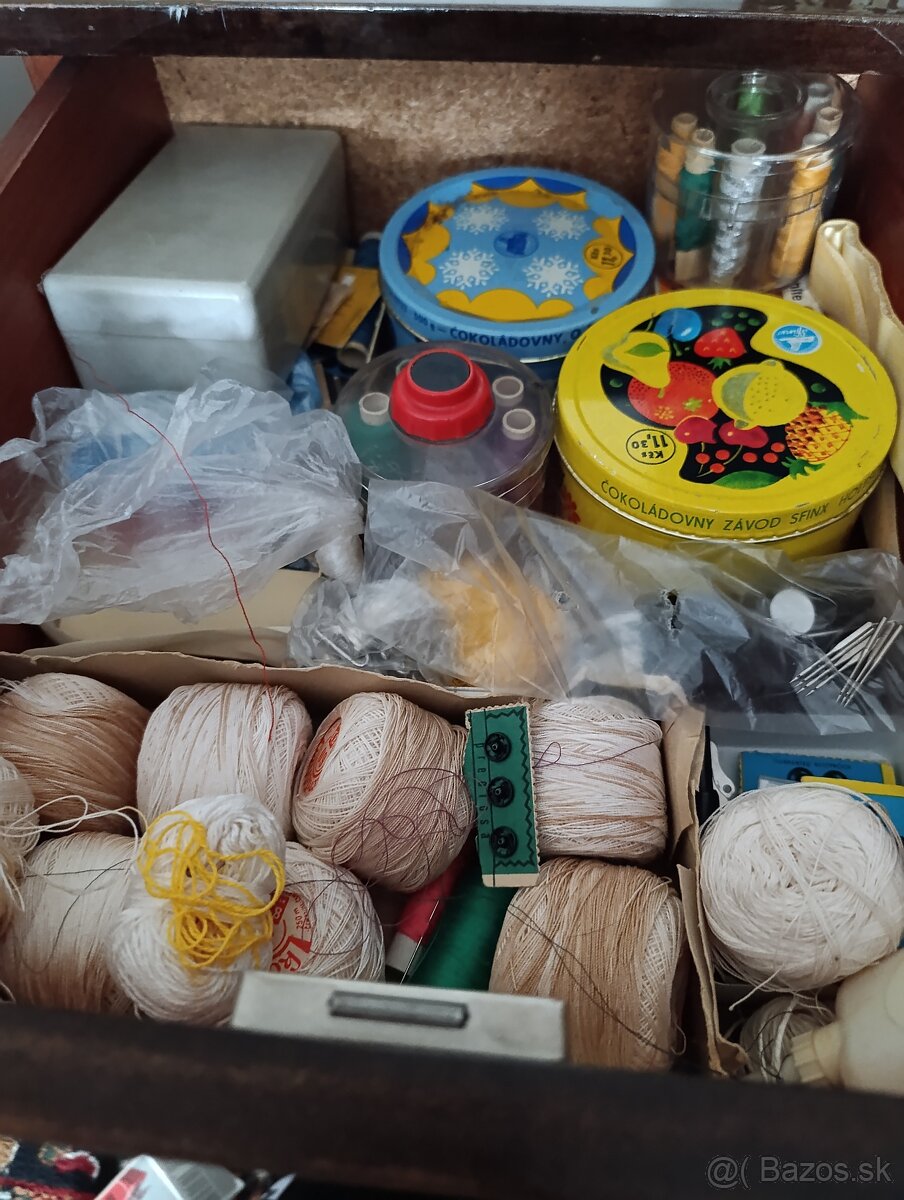 Šijací stroj so skrinou a príslušenstvom - 12