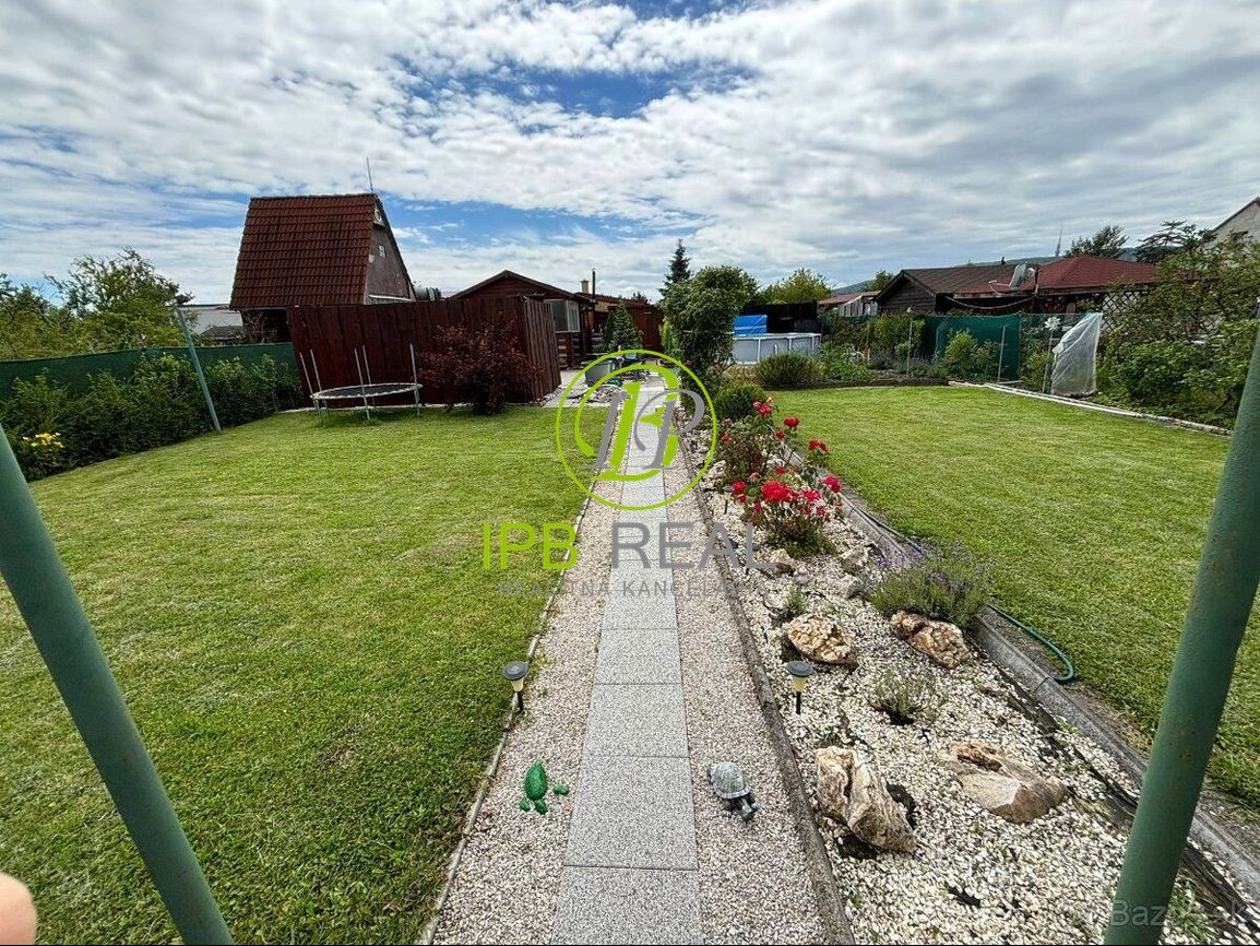 Upravená záhrada s chatou na Žabom majeri - 12