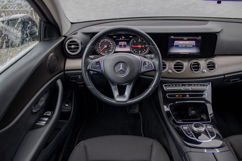 Mercedes Benz E220d - 12