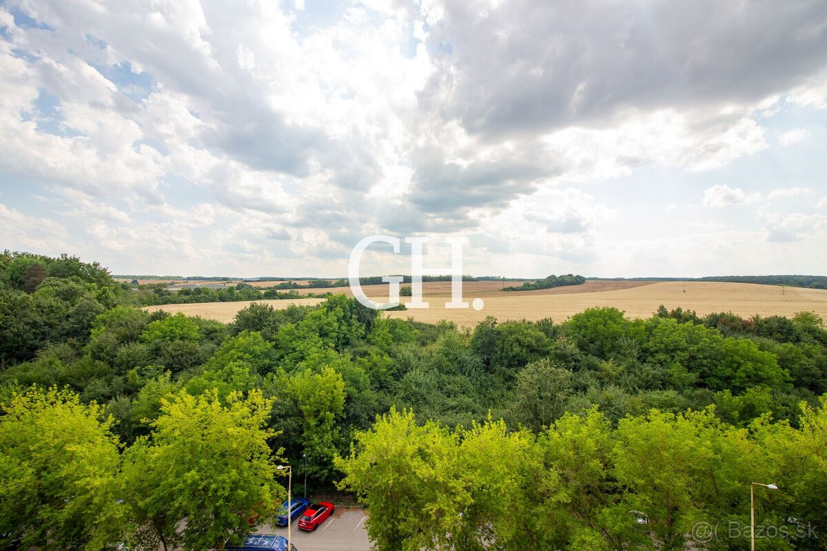 NA PREDAJ 3-izbový byt s loggiou na 8. poschodí – ulica Ľudv - 12