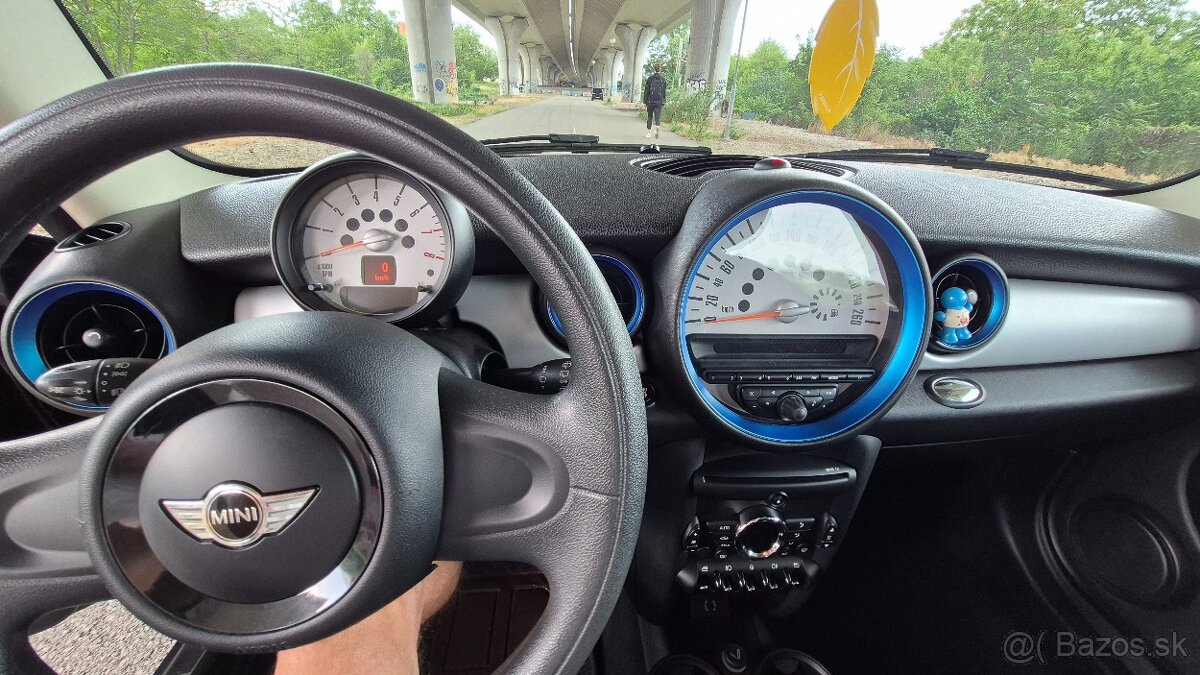 Mini Cooper 1.6 i 90kw M6 mozna vymena - 12