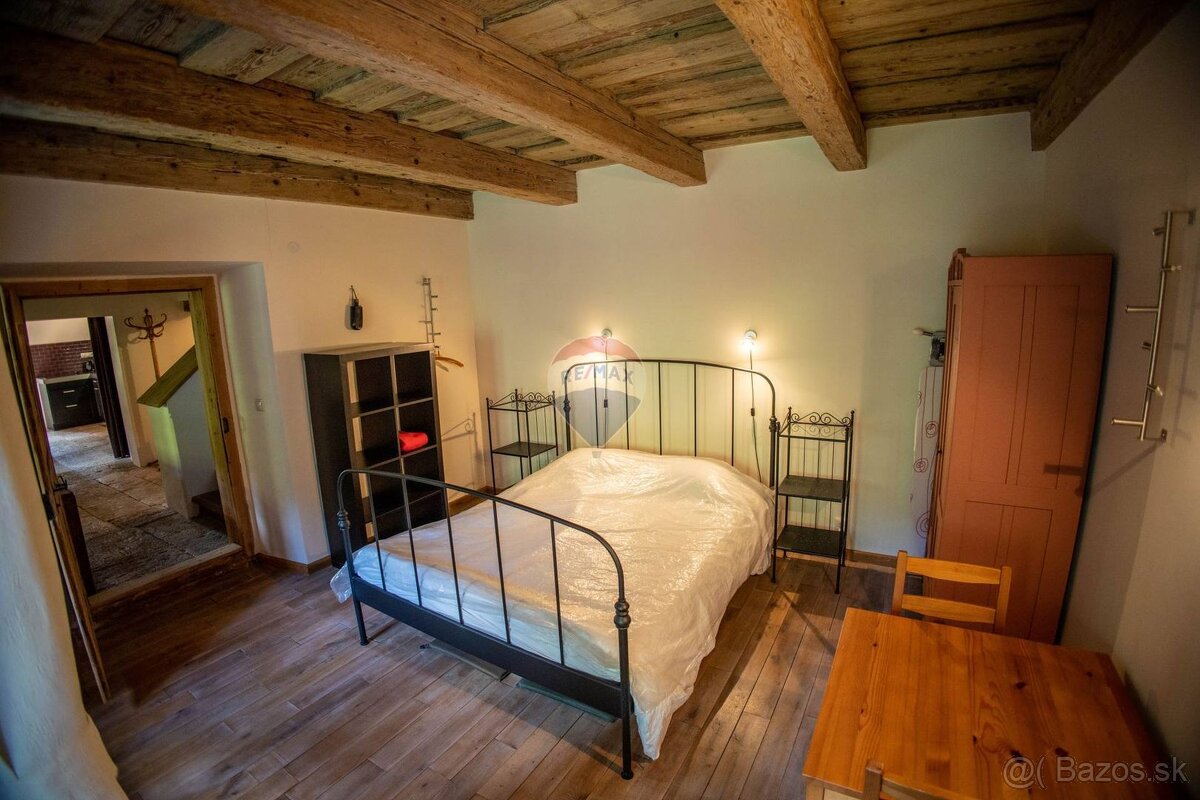 Krásne zrekonštruovaný historický dom v obci Vyhne - 12