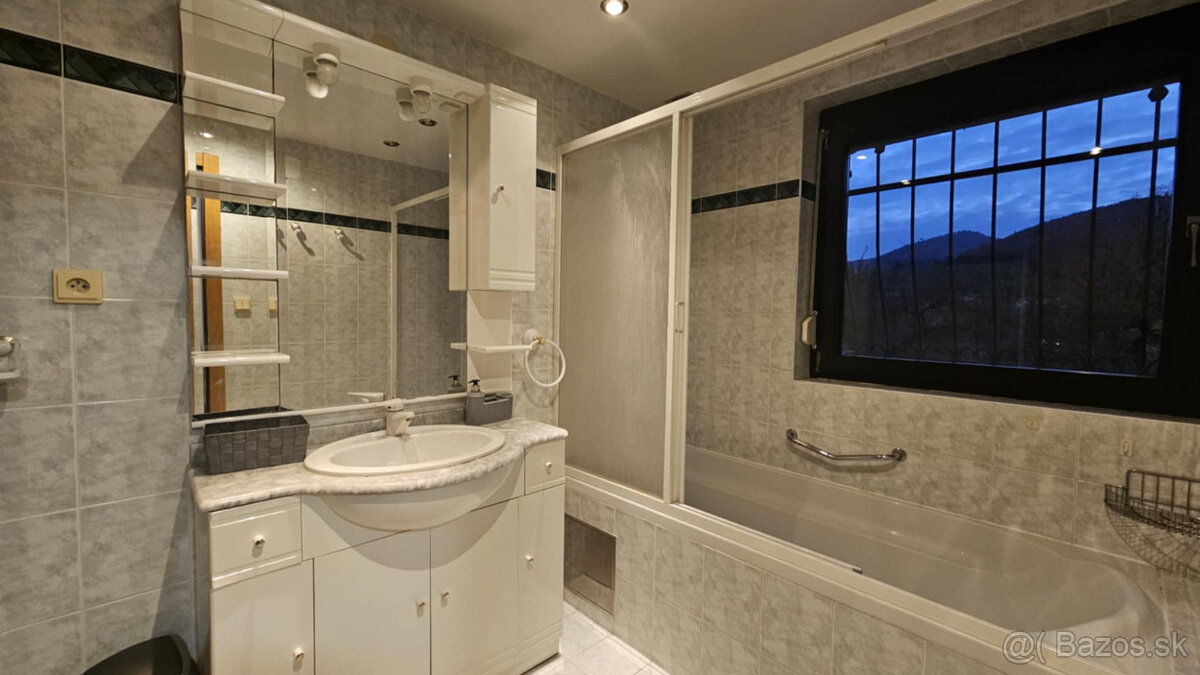 Prenájom priestranného apartmánu s nádherným výhľadom. - 12