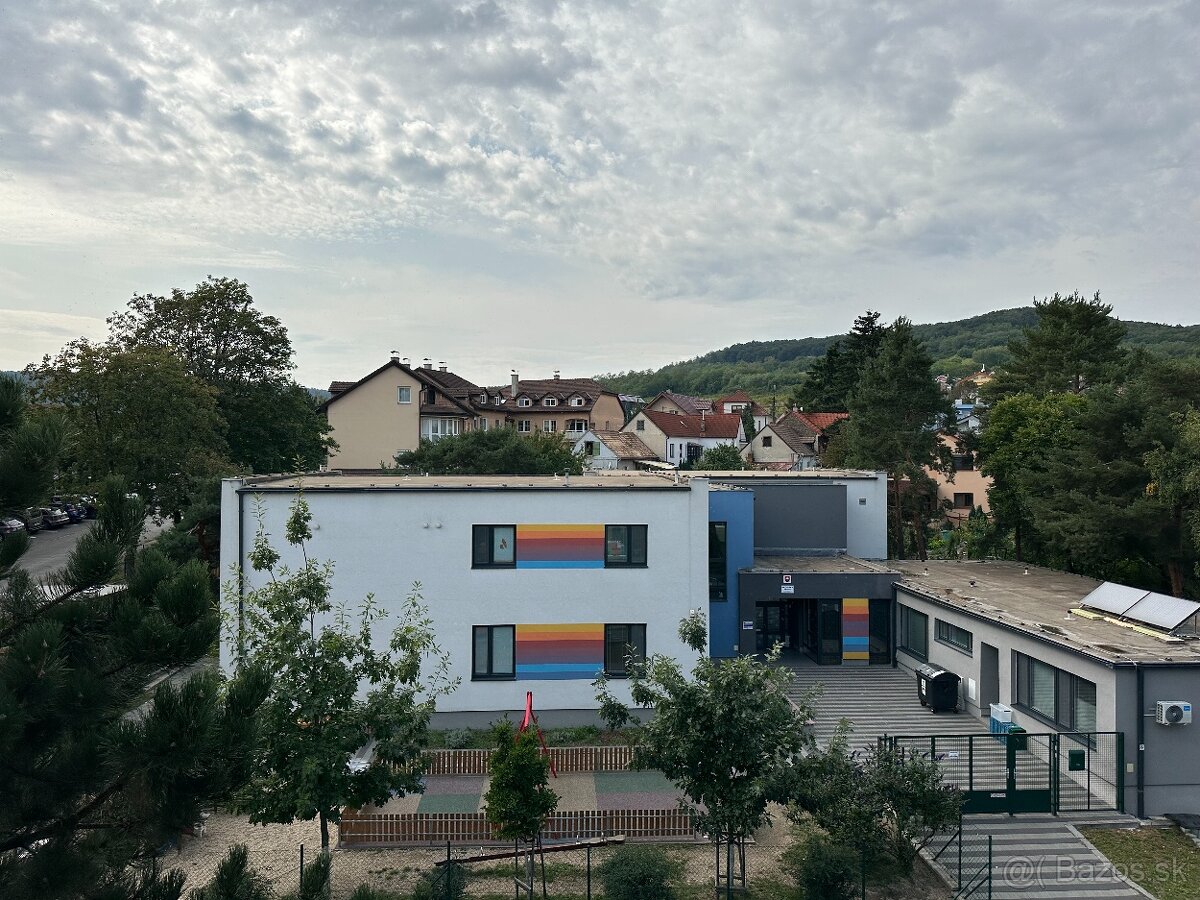 Útulný a svetlý 1-izbový byt v srdci Rače - 12