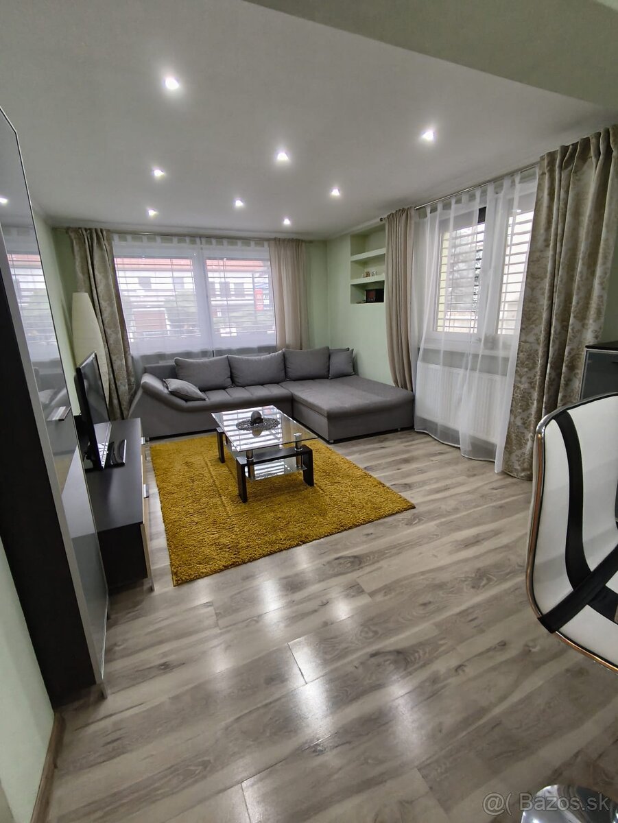 Na prenájom veľkometrážny 2 izbový byt v dome- LEVICE - 12