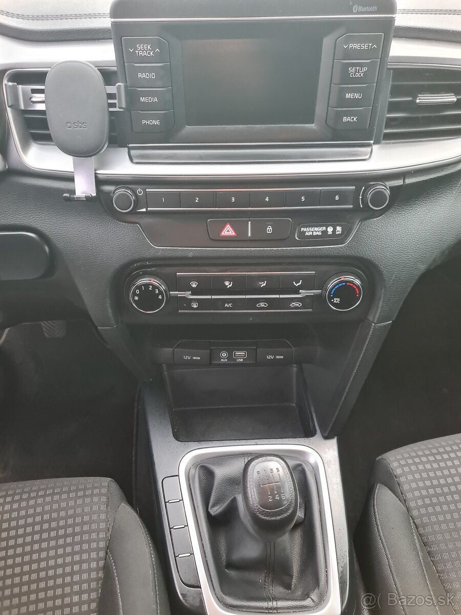 Predám Kia Ceed Amber 1.4 73 kw benzín - 12