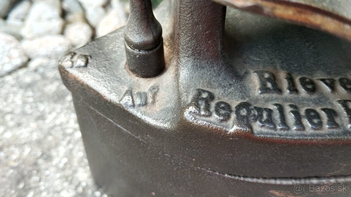 Obrovská komínová velmi stará sbírková žehlička D.R.G.M. - 12