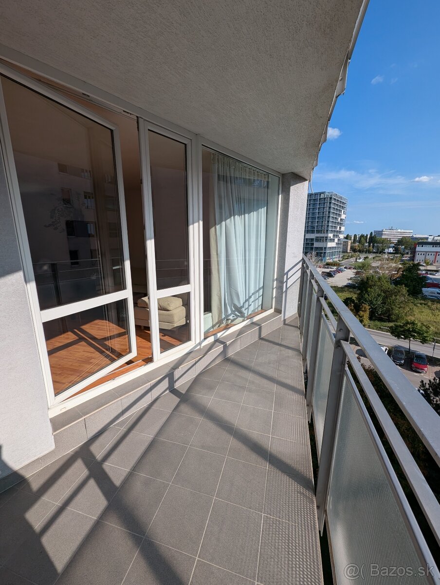 Prenájom bytu s loggiou pri jazere v časti Nové Mesto - 12