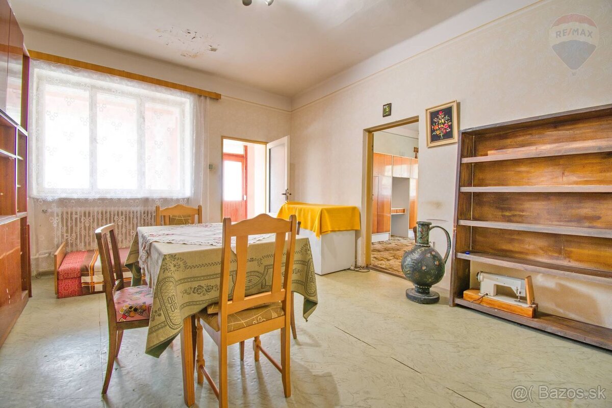 Na predaj priestranný vidiecky rodinný dom v obci Baka, poze - 12