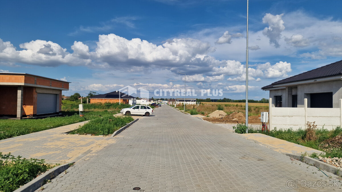 Ponúkam na predaj 4 izbovú NOVOSTAVBU s garážou Dvory nad Ž - 12