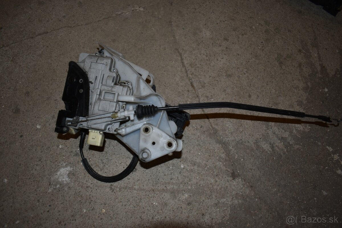 Predám kľučky zadných dverí so zámkami na VW Passat B6 - 12