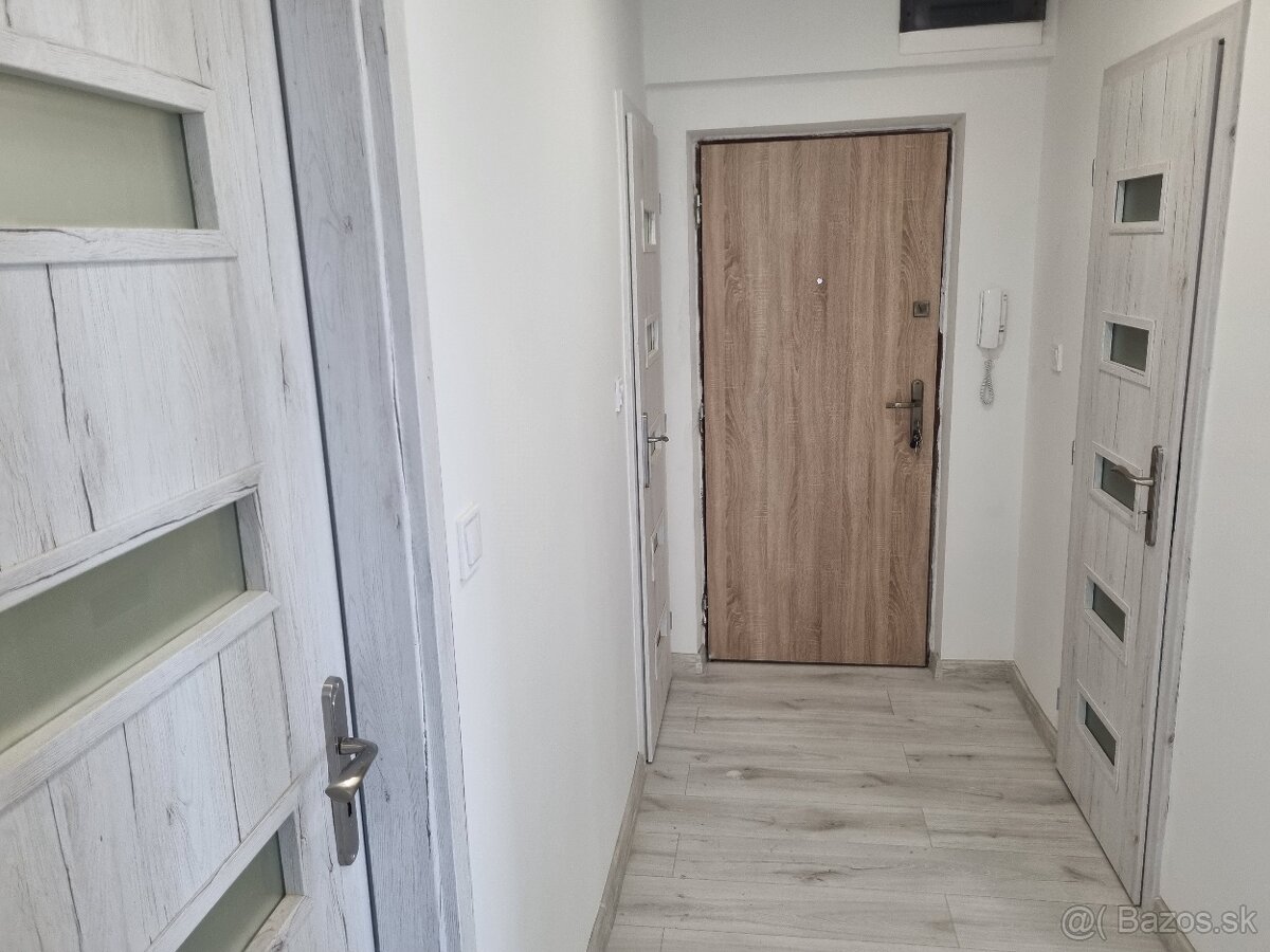 Moderný zrekonštruovaný dvojizbový byt s loggiou v Lučenci - 12