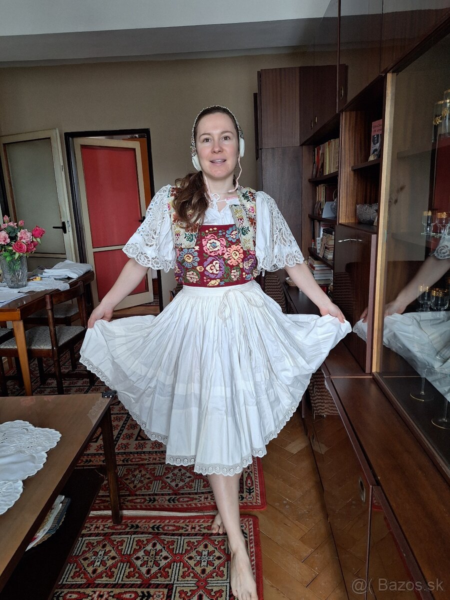Rucne vysivany kroj zo Zvolenskej slatiny - 12