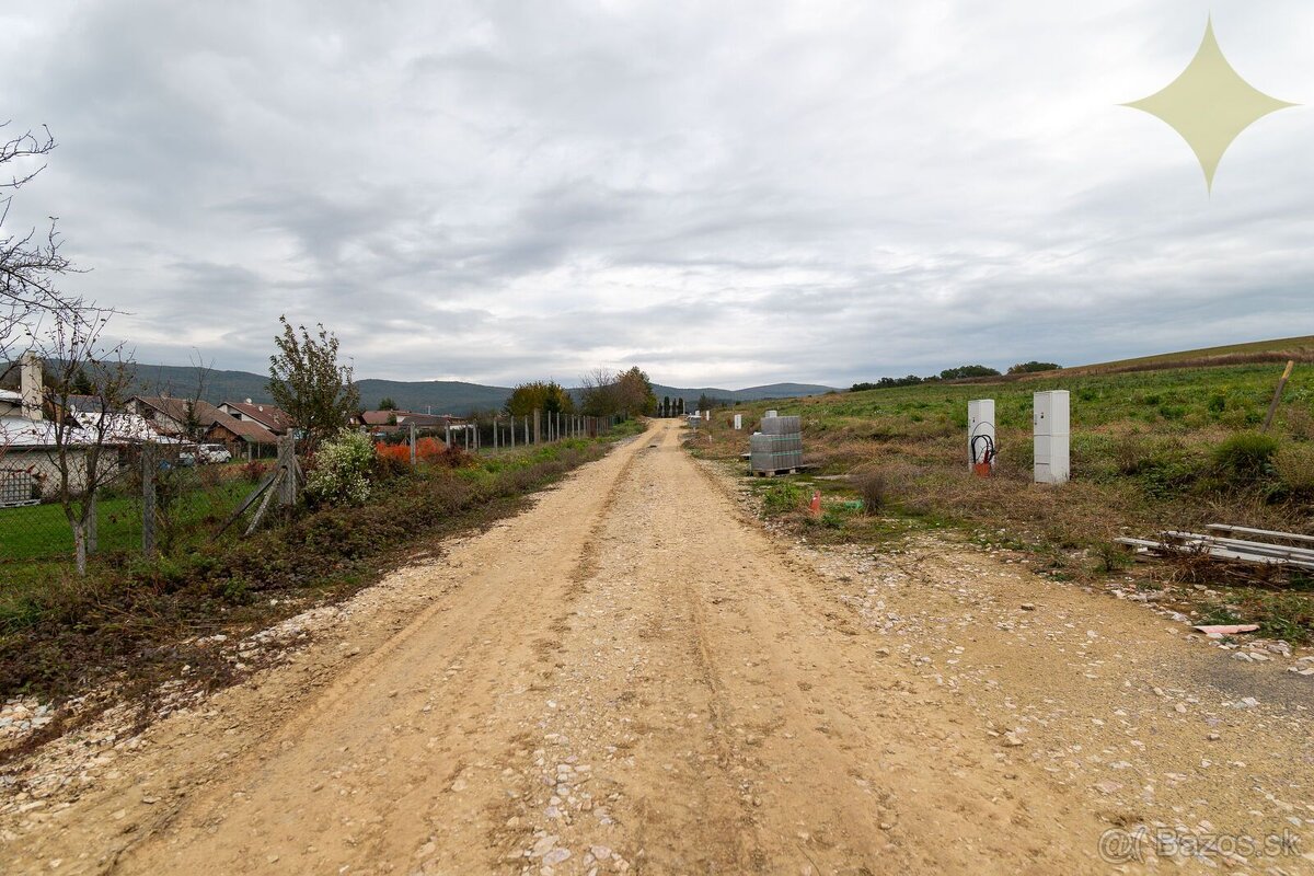 Exkluzívne na predaj nové stavebné pozemky s IS o veľkosti 8 - 12