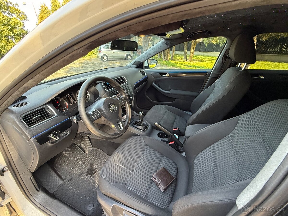 Volkswagen Jetta 1.6 TDI (2011) 🚗✨ - 12