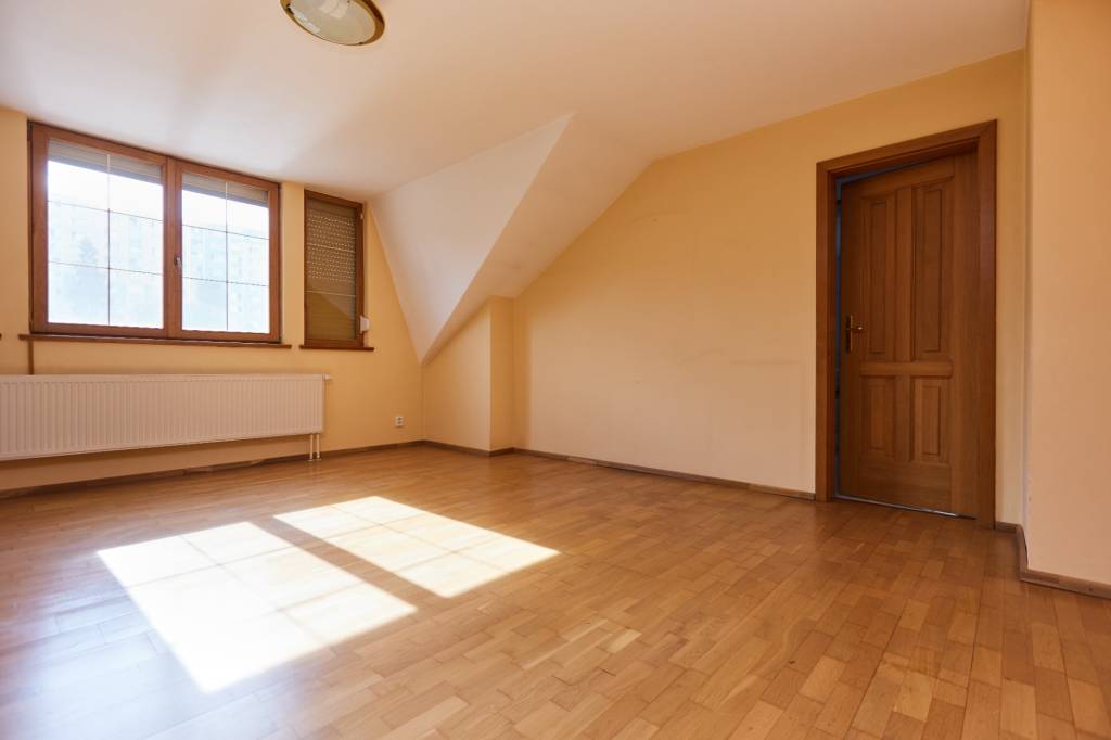 NA PREDAJ -MESTSKÁ 2- GENERAČNÁ VILA -TOPASOVÁ UL. - 12