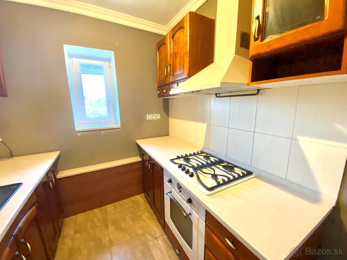 Predaj- 4 izbový dom s krásnou záhradou, Šurany - 12