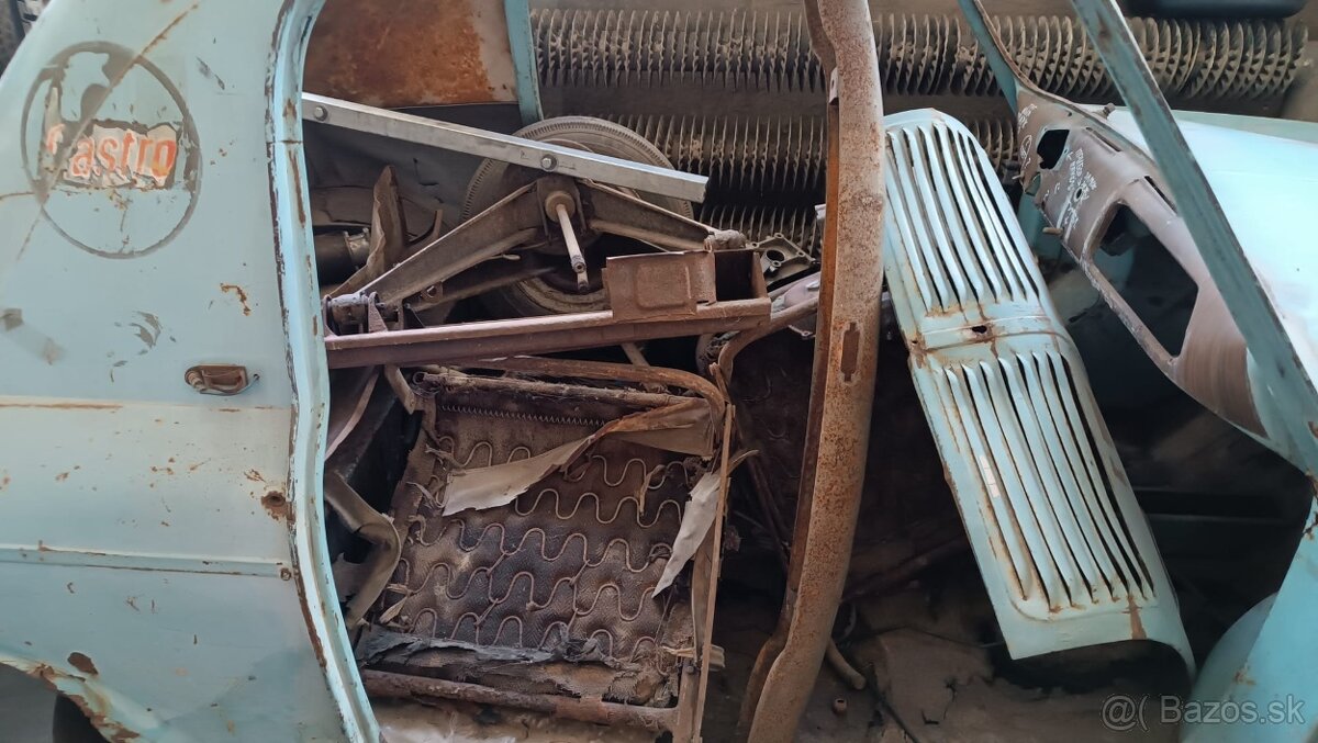 Vľavo. Vespa 400, rok výroby 1958 - 12