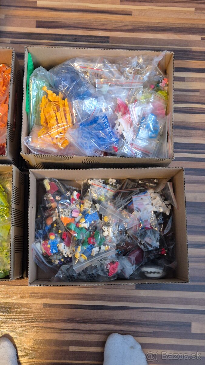 Lego 34,3 kg - 32 000 ks - 12