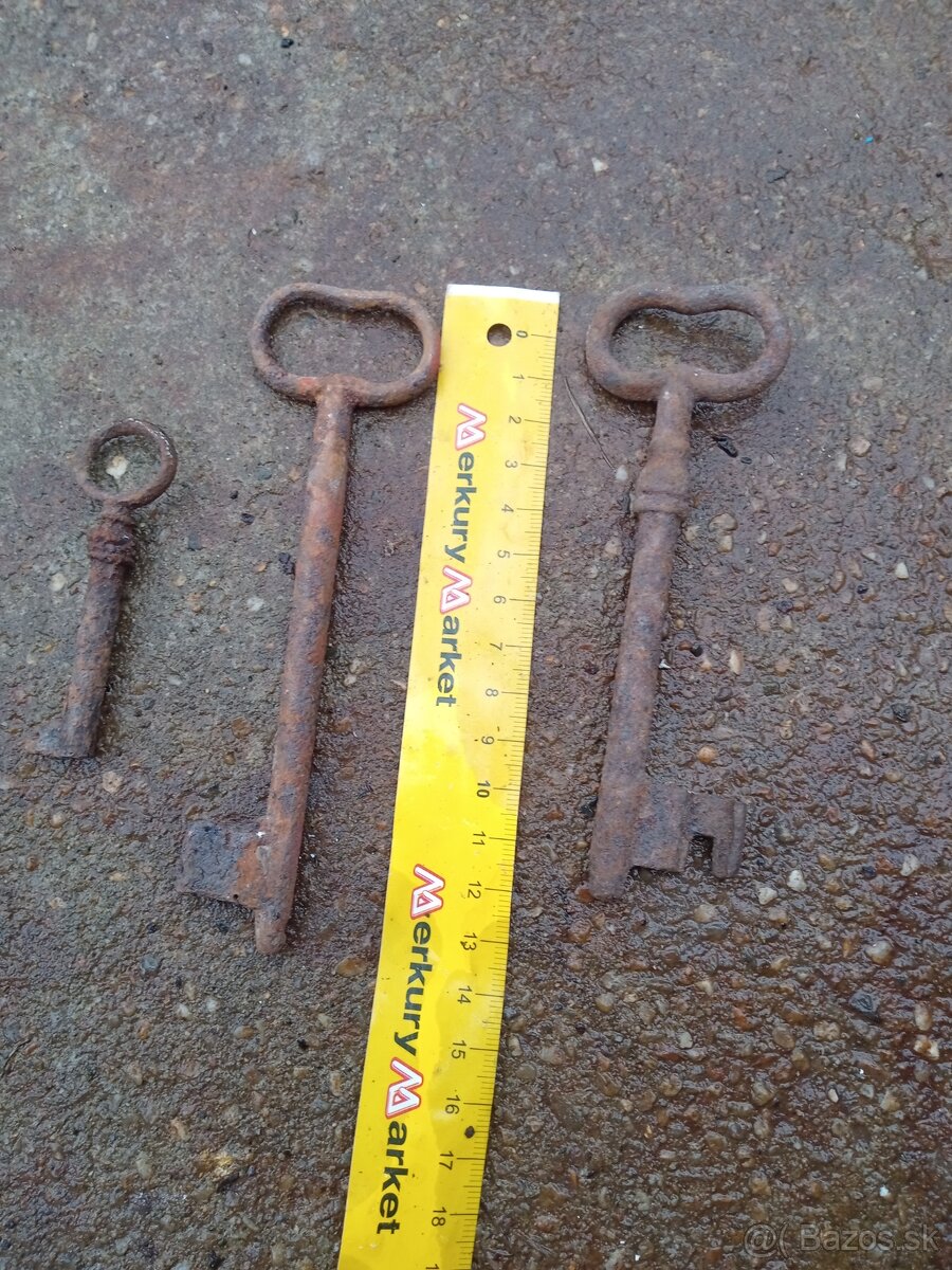 Mažiar.kluce staré do zámku - 12