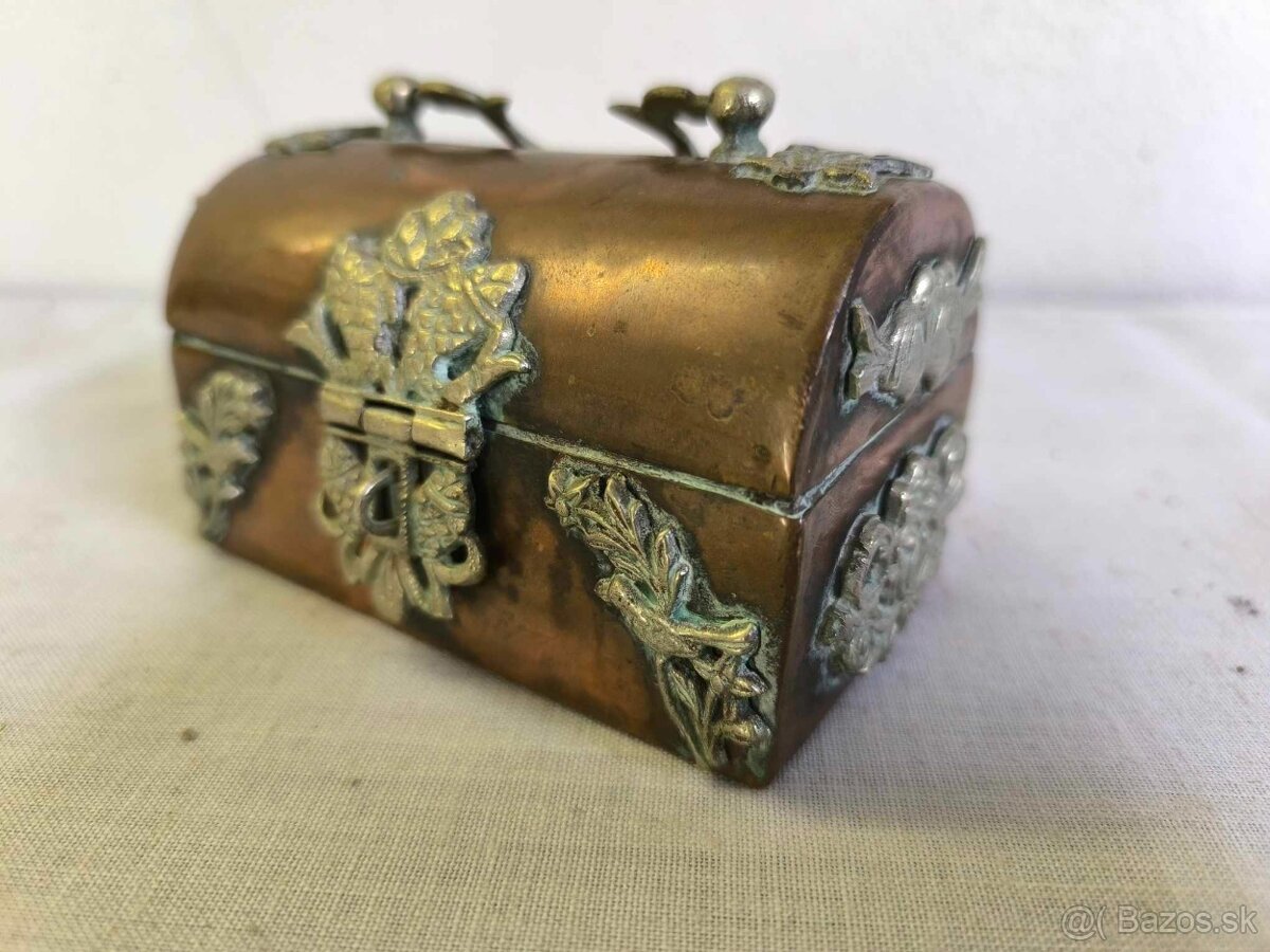 Stará krásne zdobená šperkovnica - 12