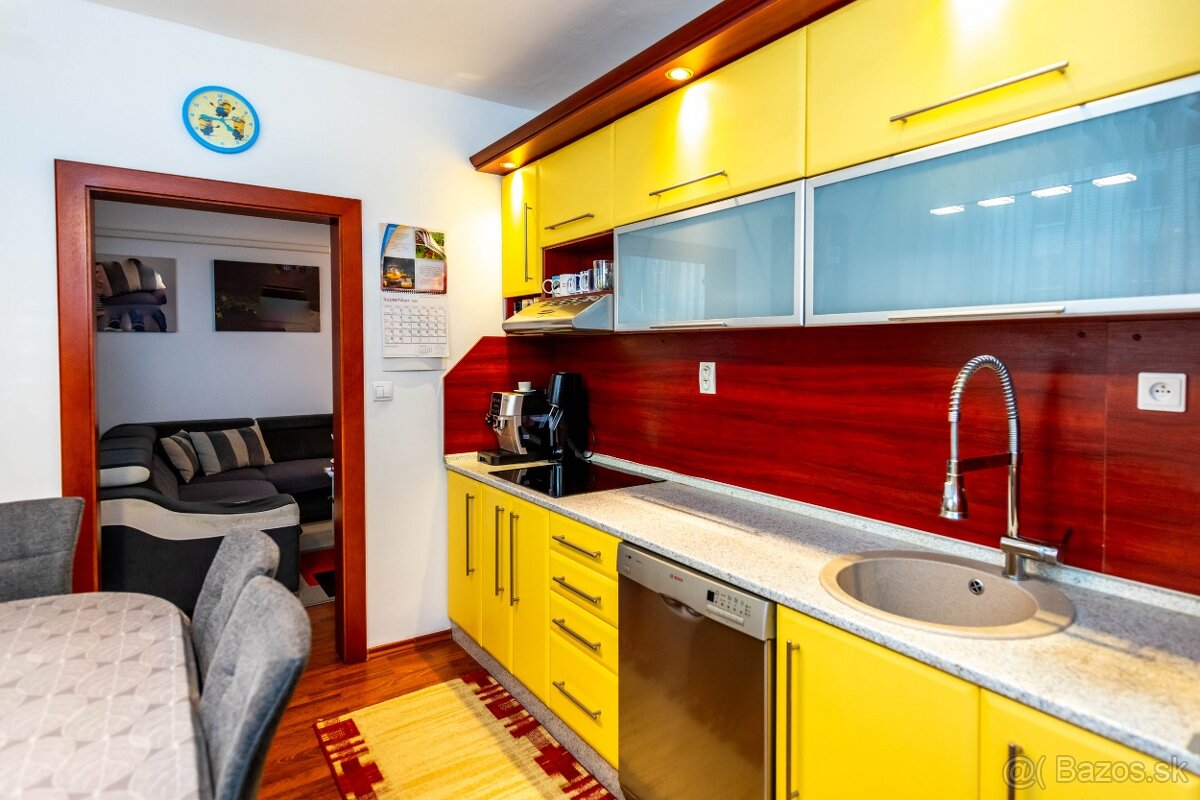 Vkusne zrekonštruovaný 3-izbový byt s loggiou na sídl. Juh - 12