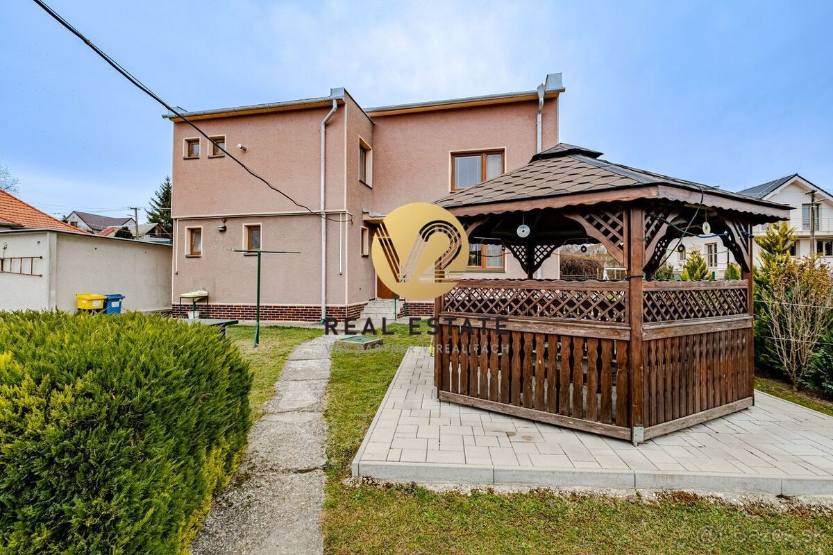 Ponúkame na Predaj - Priestranný Rodinný dom, slnečný pozem - 12