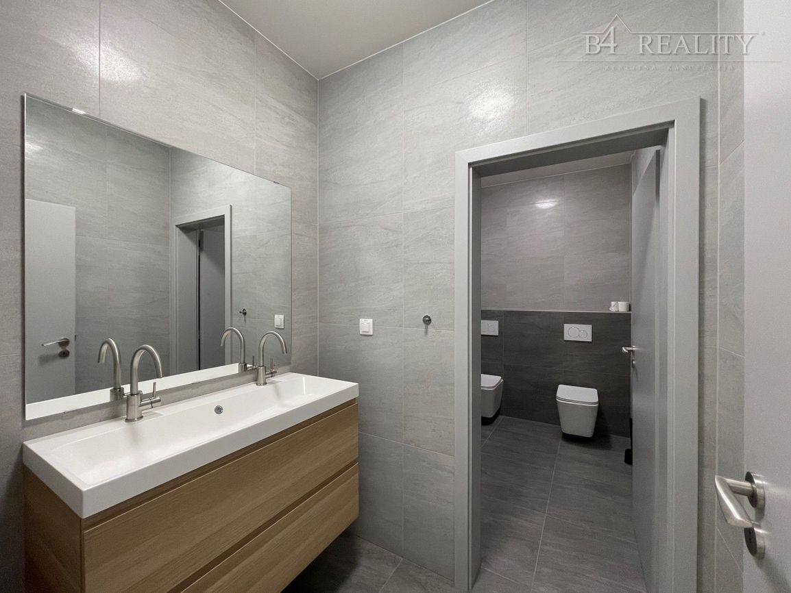 Kancelárske priestory, 171 m2 + terasa 80m2, 5x parkovacie s - 12