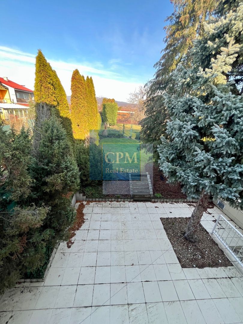 Ponúkam na predaj veľký 5- izbový rodinný dom v Pezinku v ti - 12