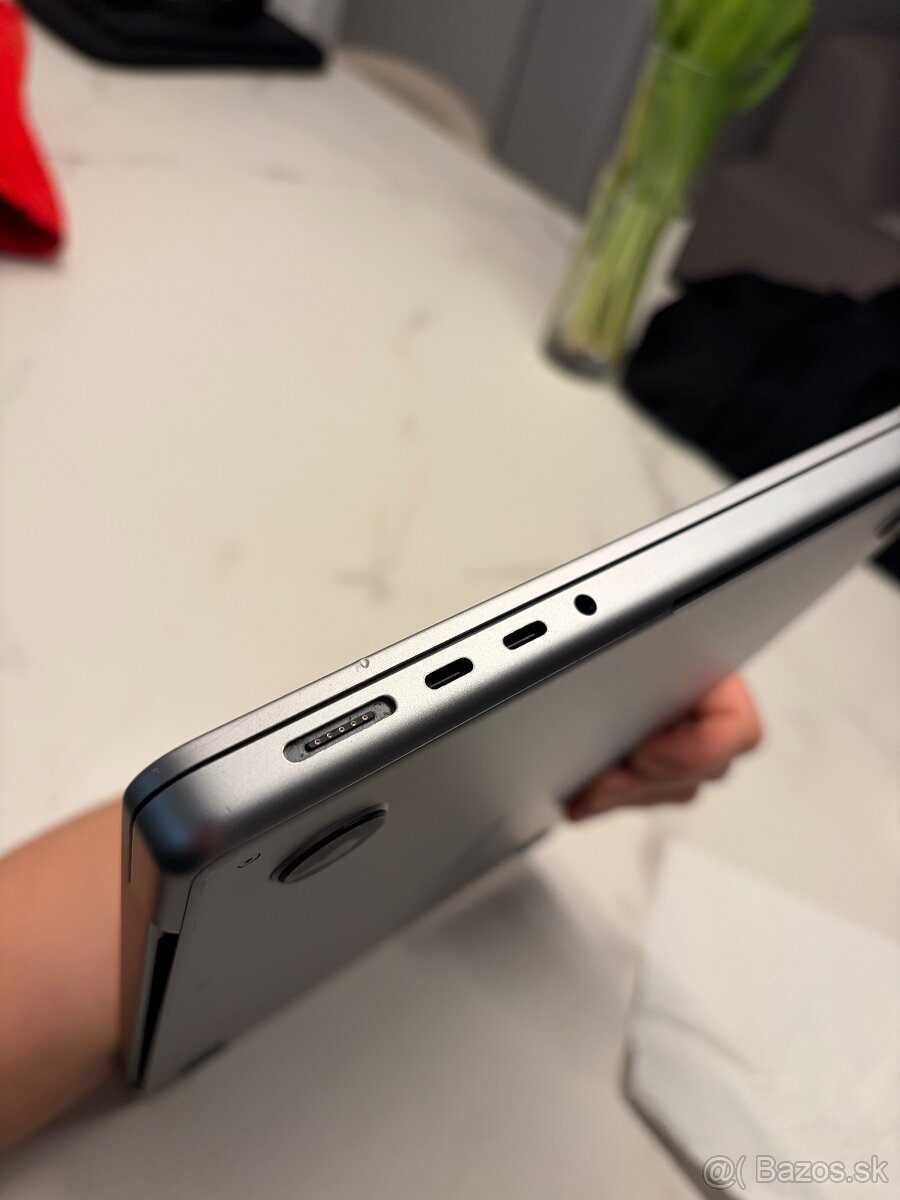 MacBook Pro 14” (2021) M1, 16 GB + obal - 12