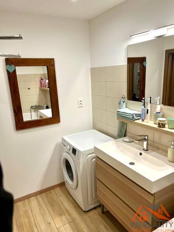 Na predaj krásny zrekonštruovaný 3 izb.byt s dvoma balkónmi - 12