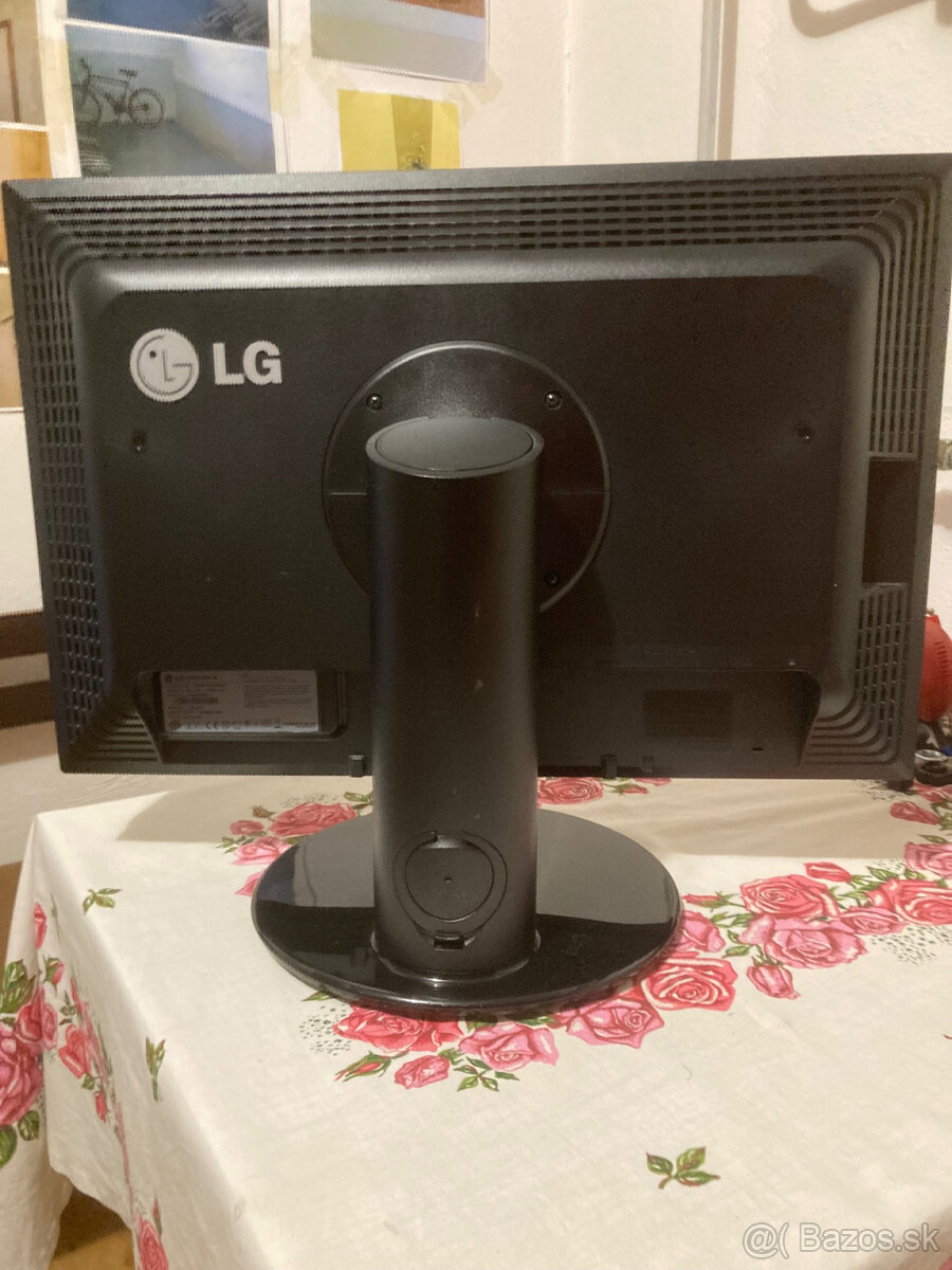 Monitory LCD 22" - 12