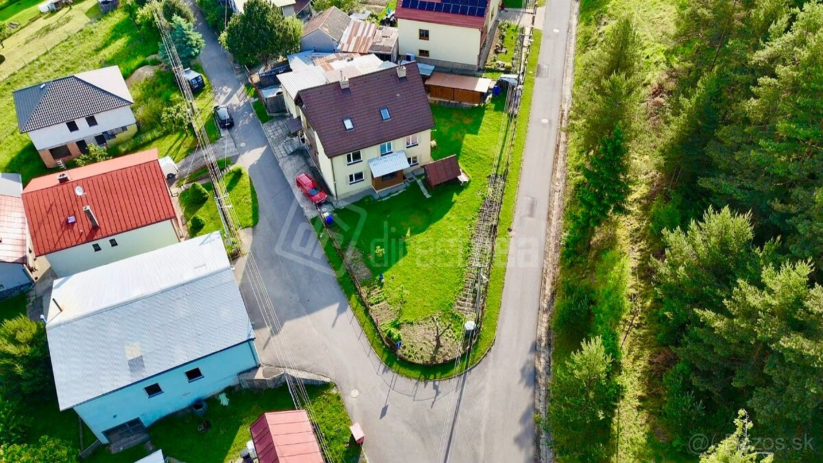 Rodinný dom s 2 bytovými jednotkami so slnečným pozemkom na - 12