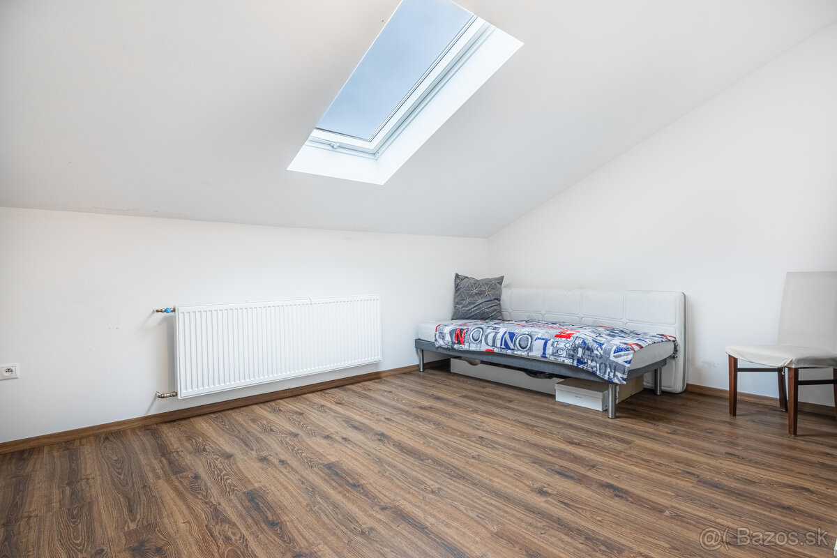 Na predaj 5 izbový poschodový rodinný dom s 2 garážou v Duna - 12