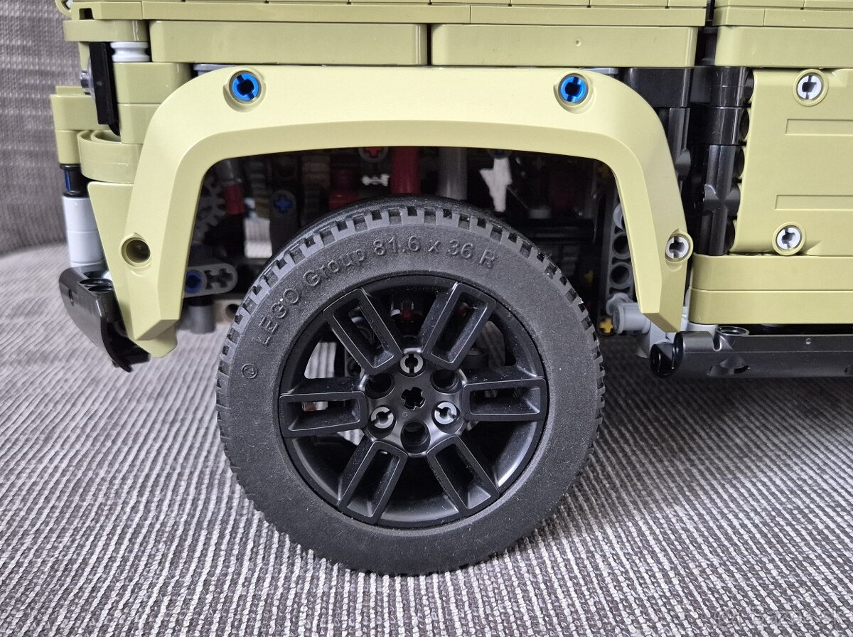 Lego Technic 42110 Land Rover Defender - 12