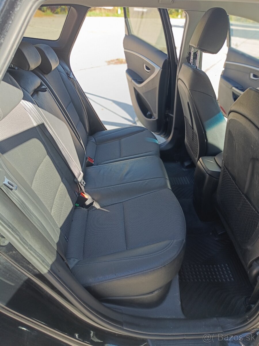 Hyundai i30 Combi 1.6 CRDi Premium – výborný stav, nová STK - 12