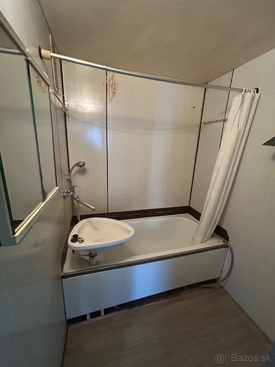 Predám 3 izbový byt s balkónom v centre v os. vlastníctve - 12