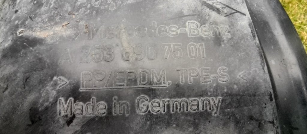 Mercedes W236 C253 W253 - podblatnik maska lem - 12