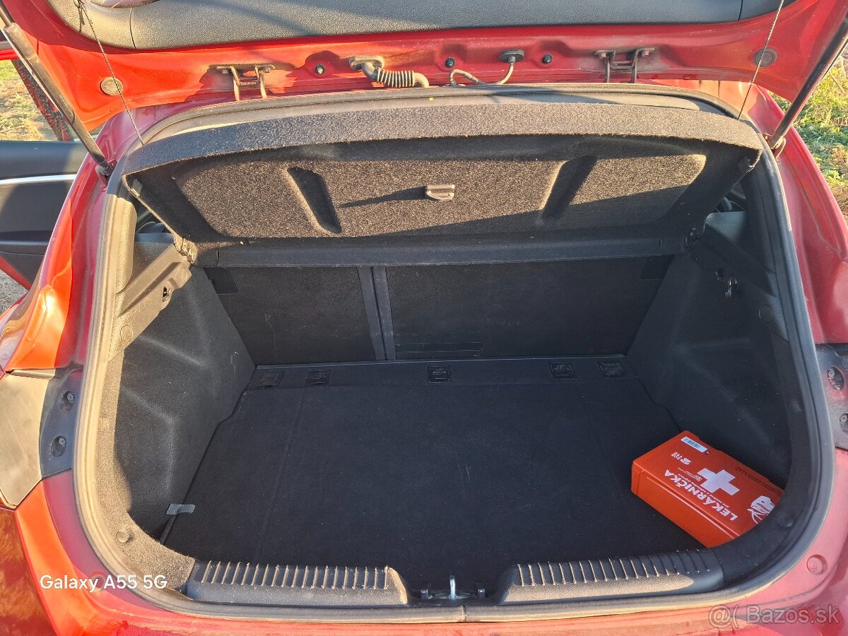 Hyundai i30 HATCHBACK 1,4i MPI Benzín 2015 červená metalíza - 12