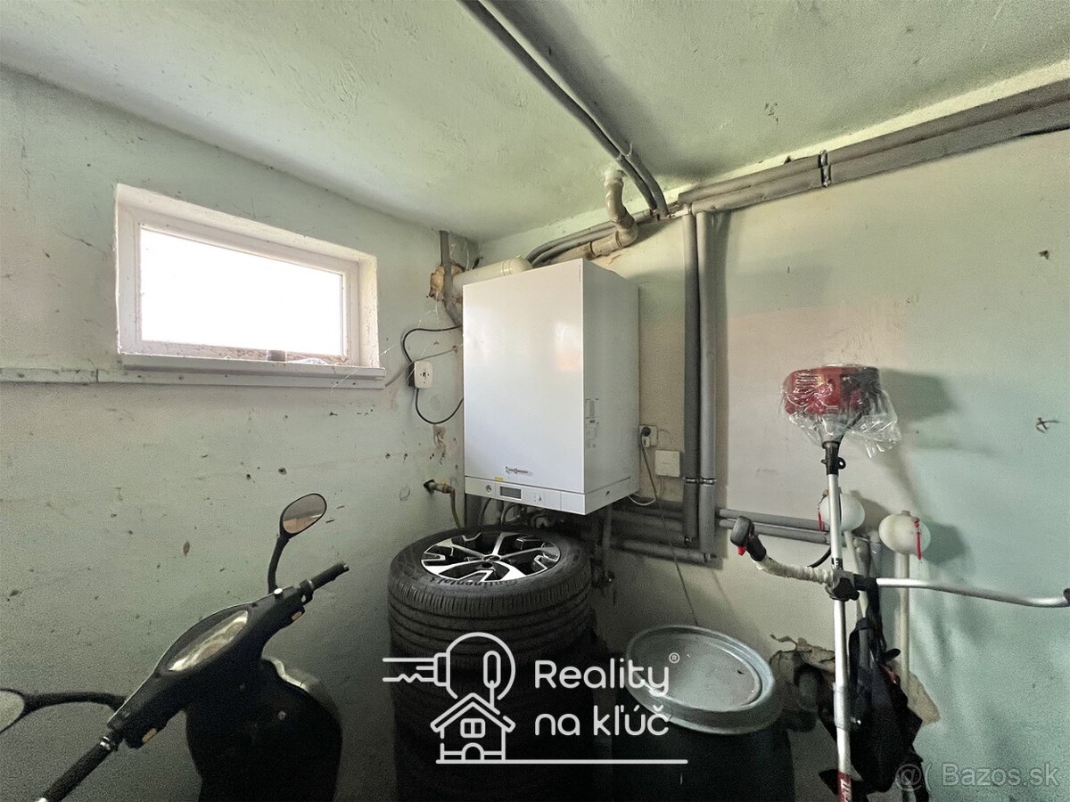 Na predaj dvojgeneračný poschodový rodinný dom - Komjatice - 12