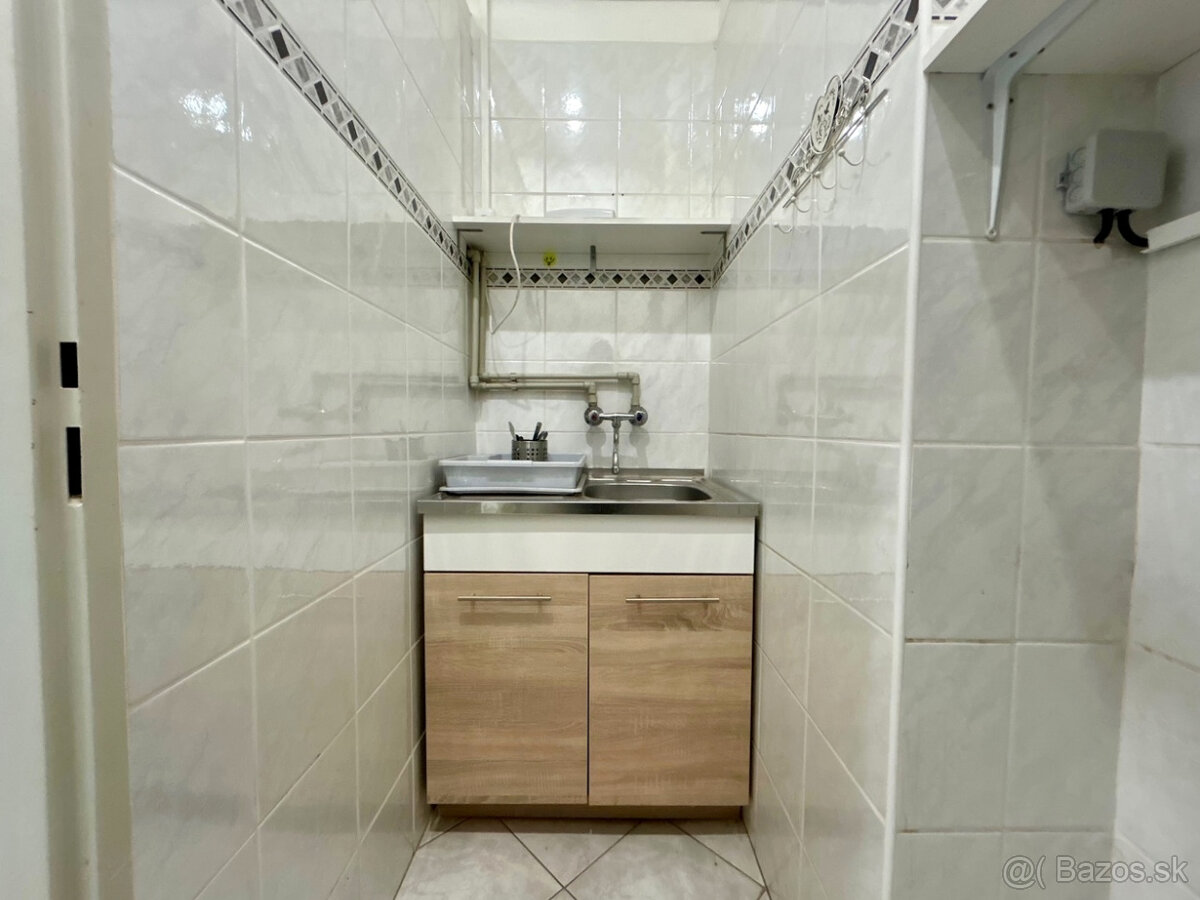 Na prenájom MODERNÁ prevádzková budova 1300m2 15min.od NZ - 12