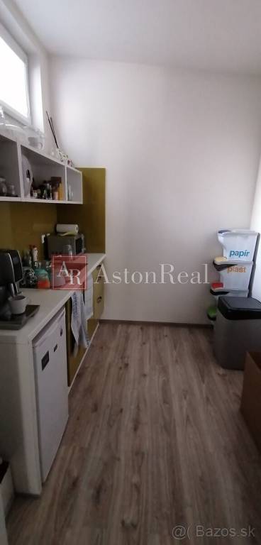 Prenájom: kanceláriu 28 m2, v centre B. Bystrice, Nám. Slobo - 12