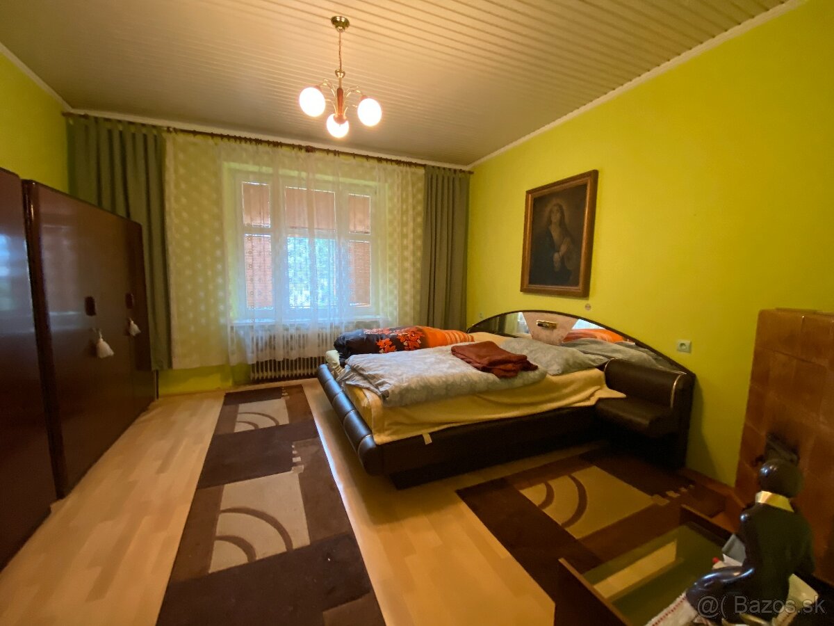 Trojizbový rodinný dom v širšom centre mesta Lučenec - 12