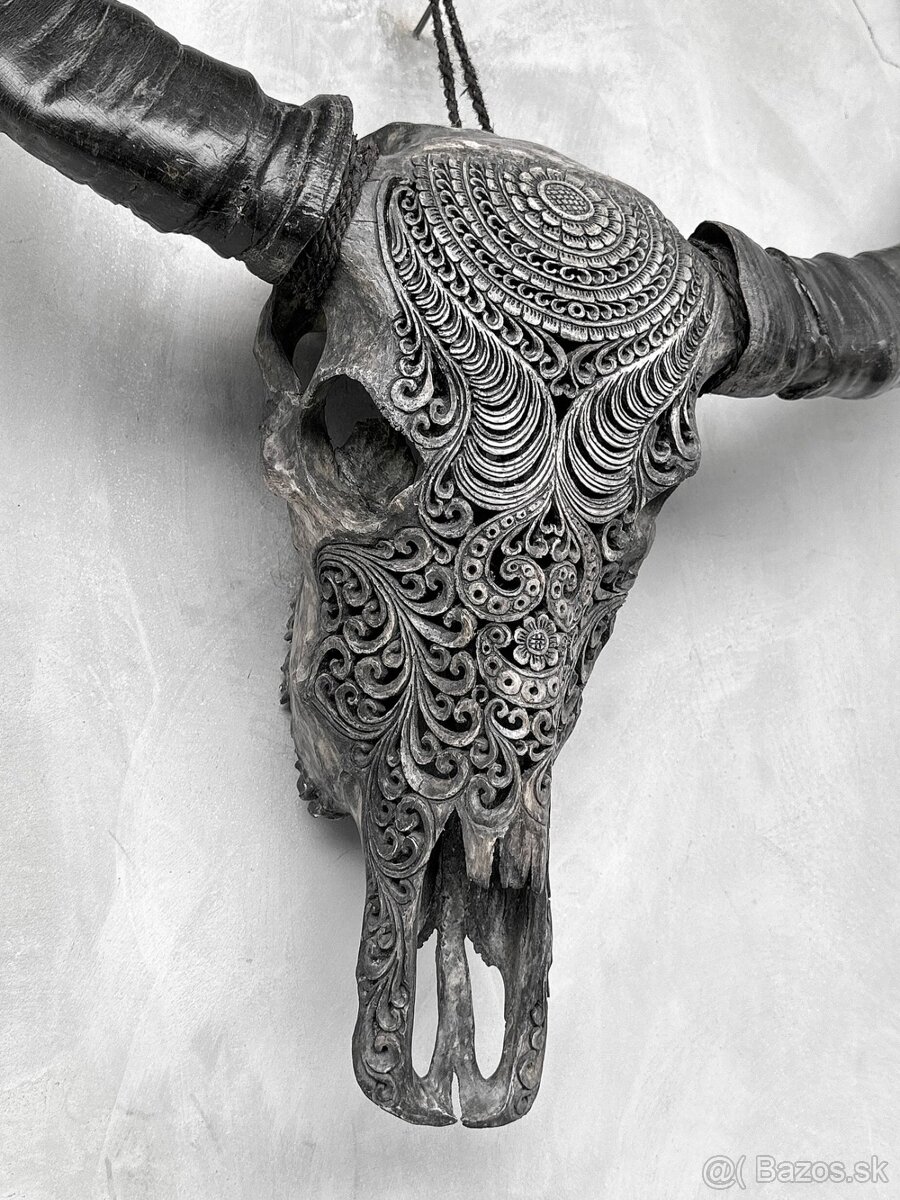 Obrovská šedá vyrezávaná lebka Vodného Bývola - motív Badong - 12