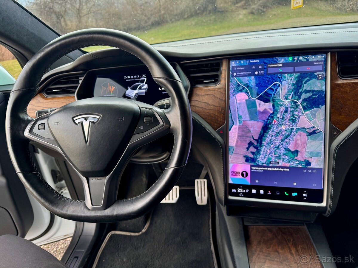 Tesla Model X - 12
